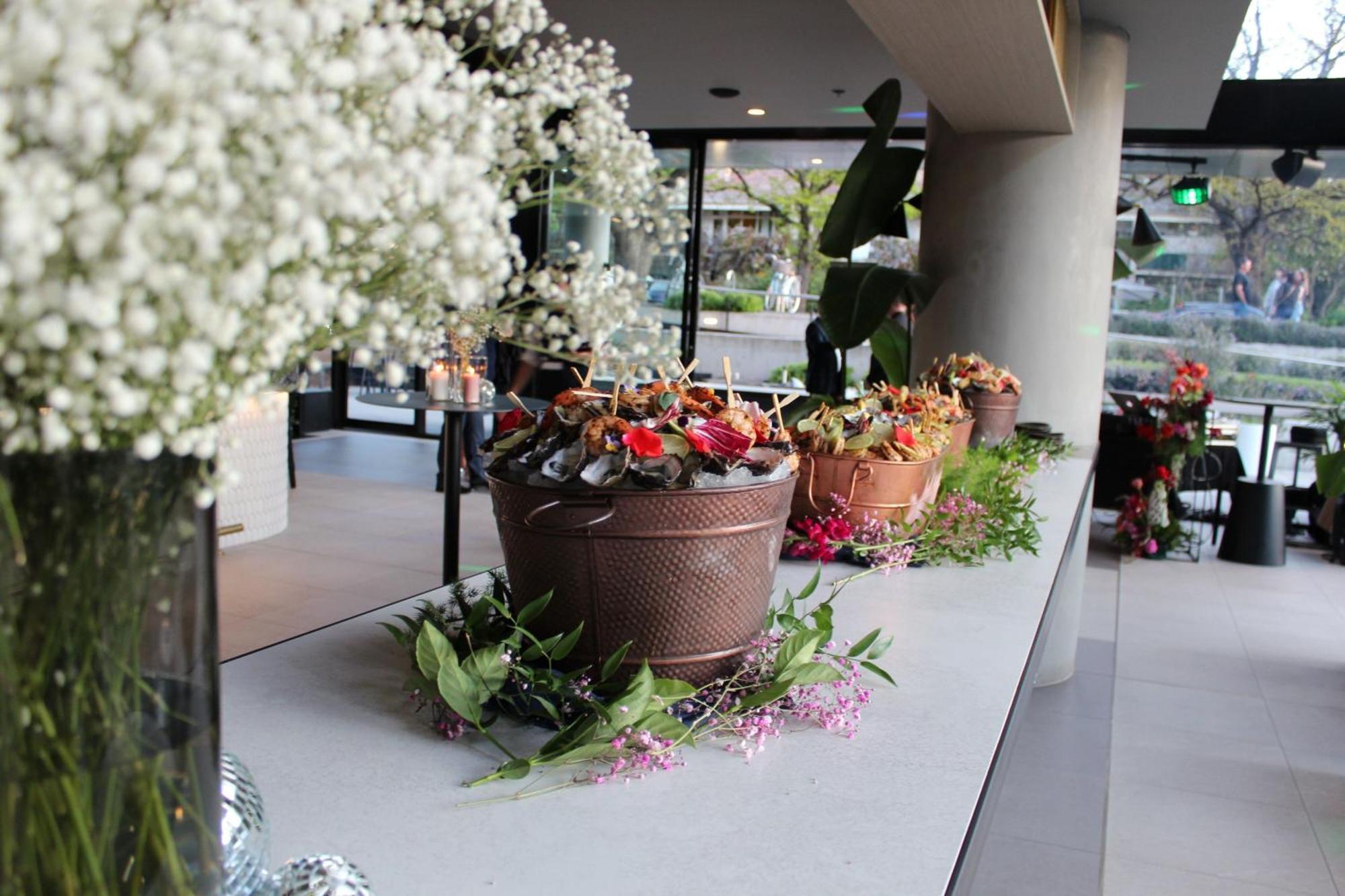 Midnight Hotel, Autograph Collection Канберра Экстерьер фото Flower arrangement at the entrance of the hotel